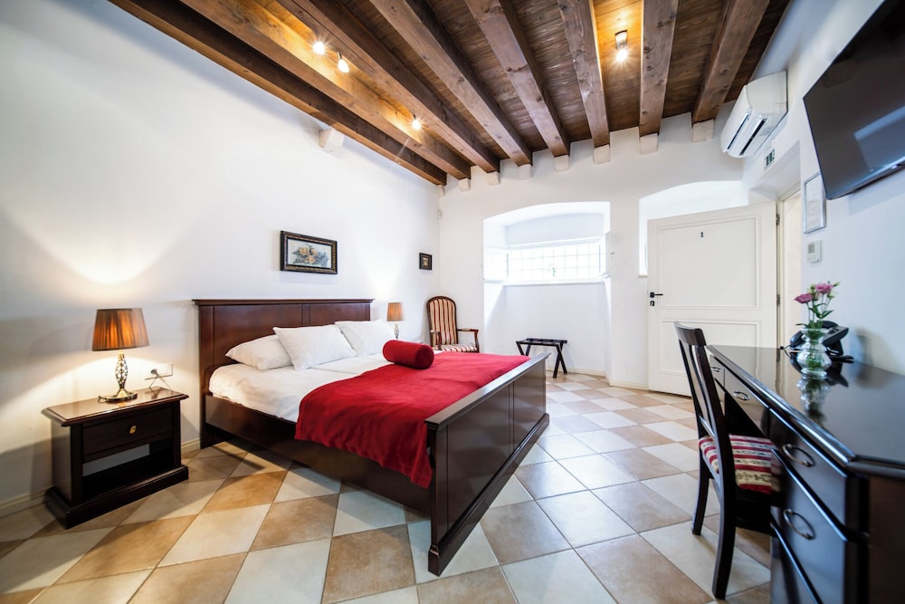 SUNce Palace Apartments with free offsite parking — Hotel rooms in Dubrovnik, Dubrovnik-Neretva