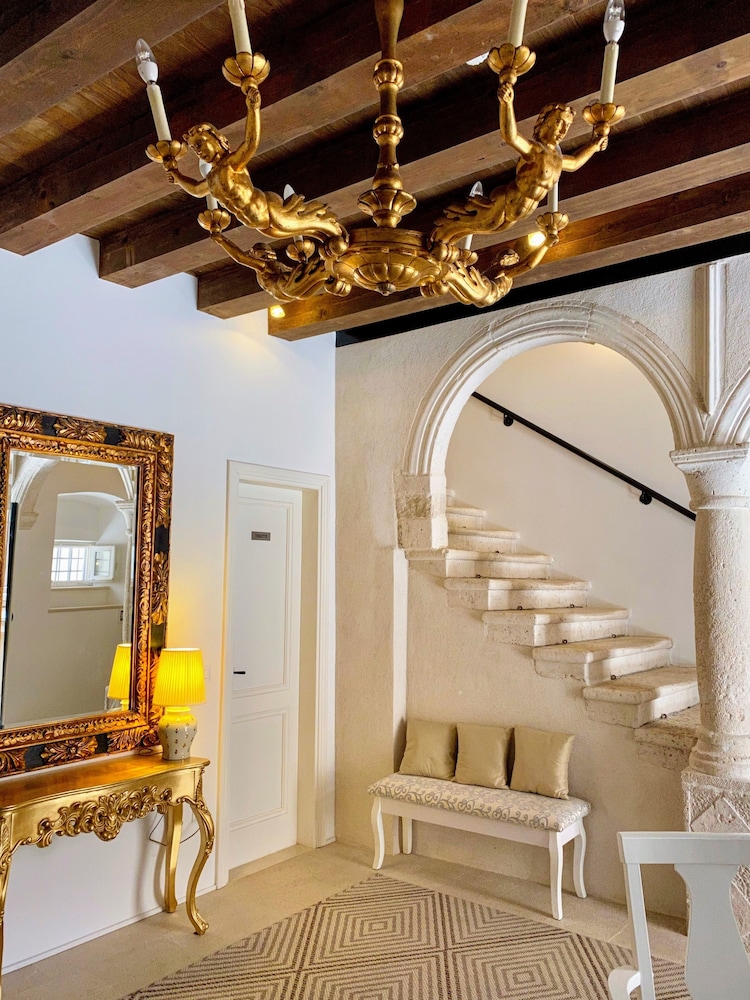 SUNce Palace Apartments with free offsite parking — Hotel building in Dubrovnik, Dubrovnik-Neretva
