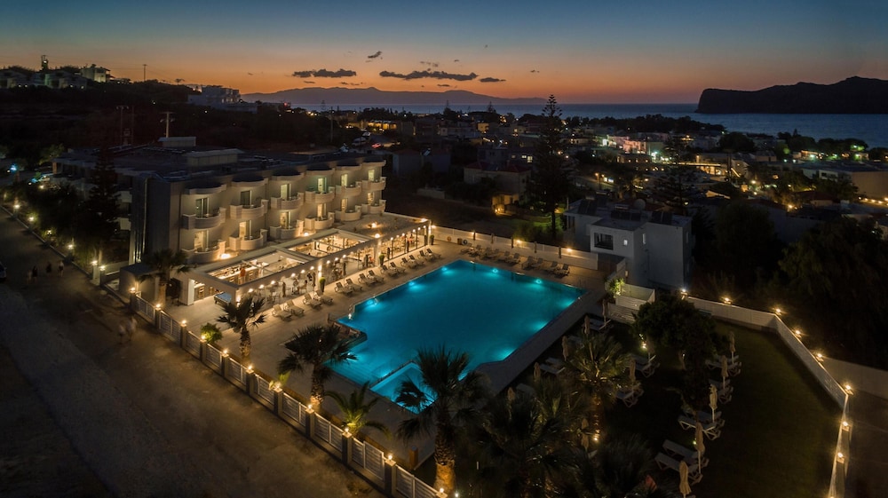 Dore Hotel — Swimming pool in Chania
