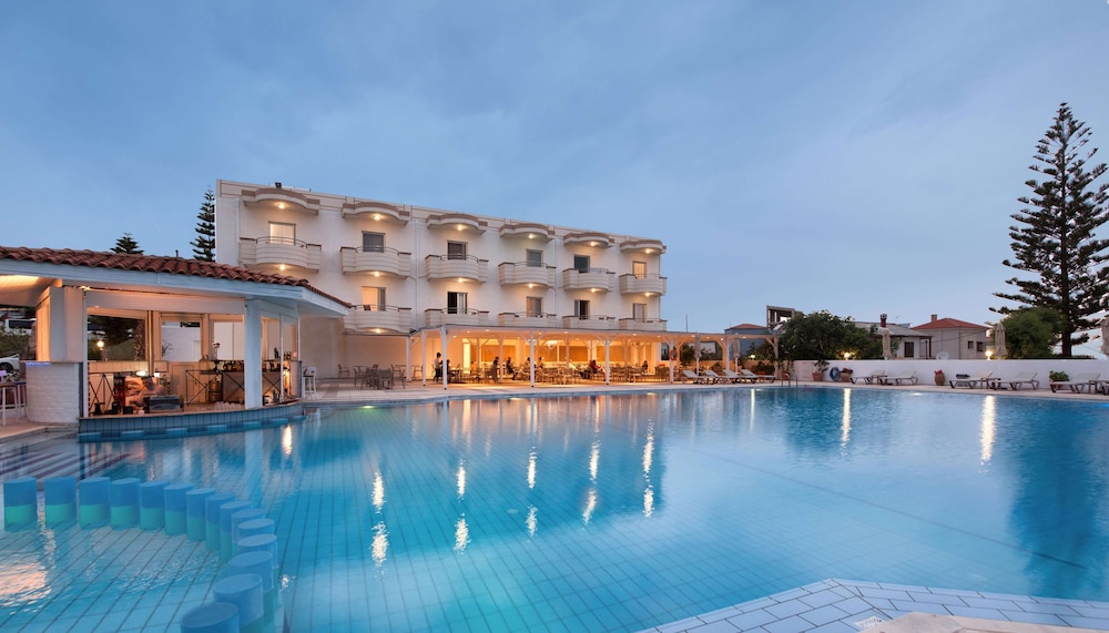 Dore Hotel — Swimming pool in Chania