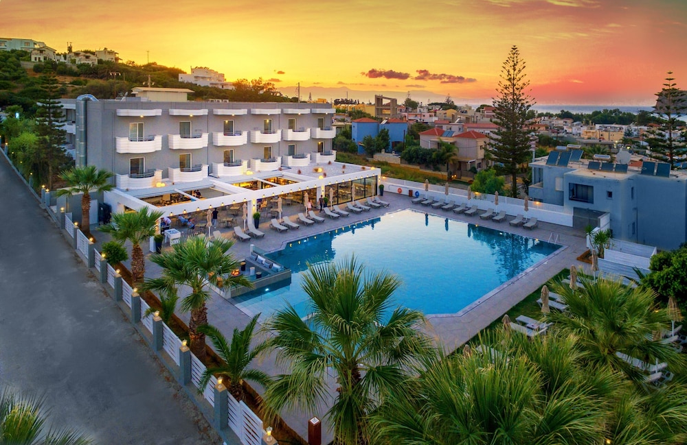Dore Hotel — Swimming pool in Chania
