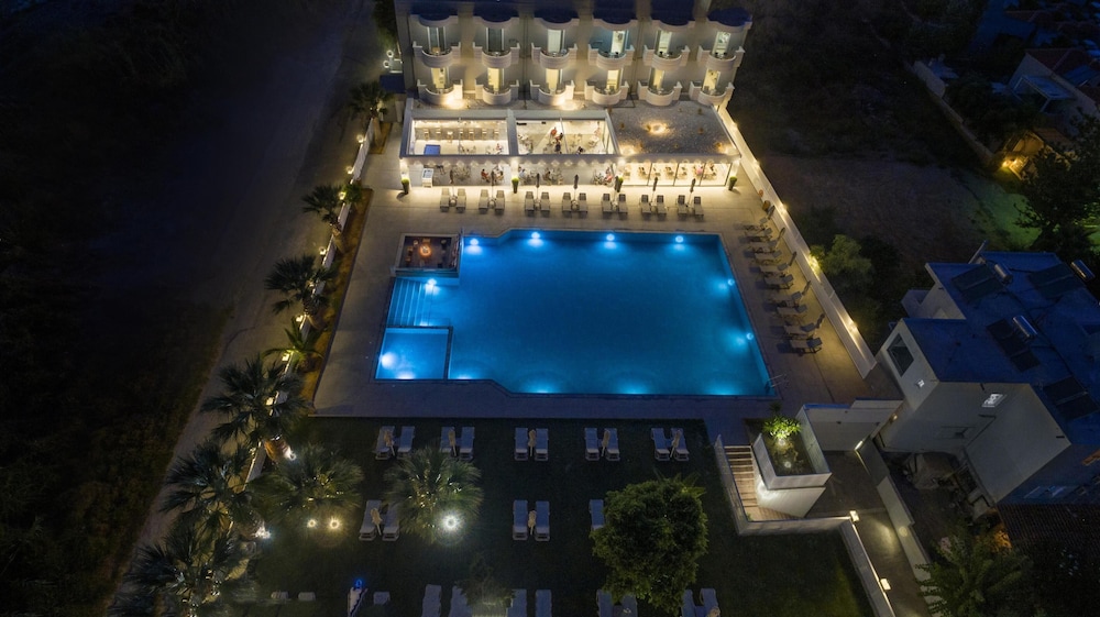Dore Hotel — Swimming pool in Chania