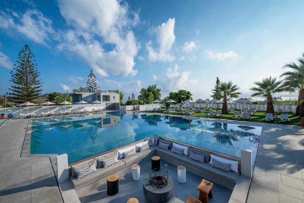Dore Hotel — Swimming pool in Chania
