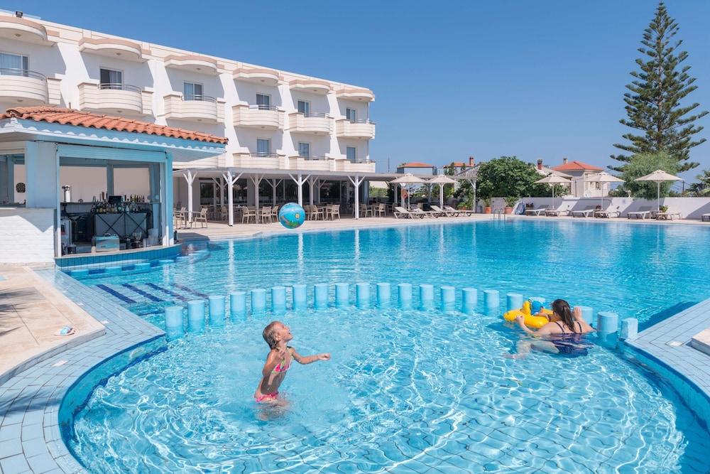 Dore Hotel — Swimming pool in Chania