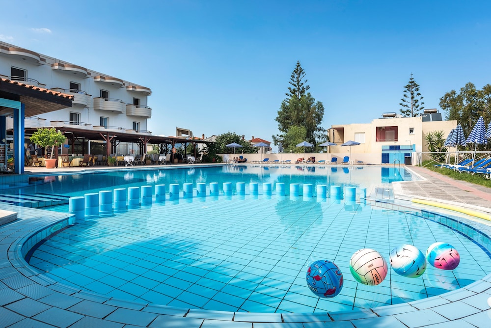 Dore Hotel — Swimming pool in Chania