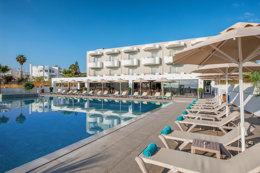 Dore Hotel — Swimming pool in Chania