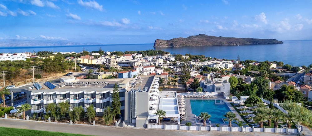 Dore Hotel — Swimming pool in Chania