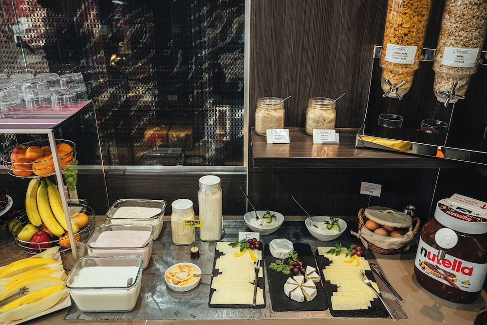Homaris West Side – Self- Check In — Restaurant & bars in Berlin, Berlin