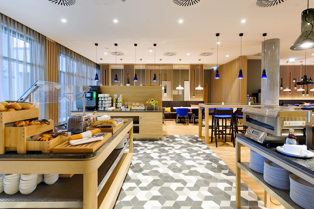 Holiday Inn Express Berlin - Alexanderplatz by IHG — Restaurant & bars in Berlin, Berlin