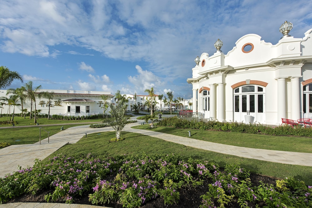 Nickelodeon Hotels & Resorts Punta Cana, Gourmet All Inclusive by Karisma — Hotel building in Uvero Alto, La Altagracia