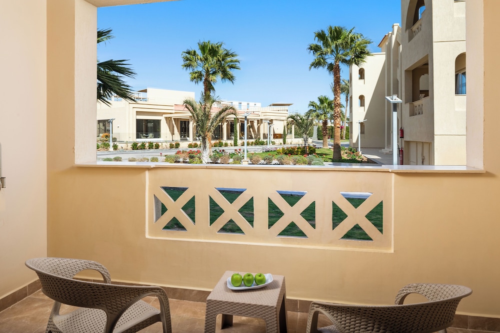 Pickalbatros Aqua Blu Resort - Hurghada — Hotel building in Hurghada, Red Sea