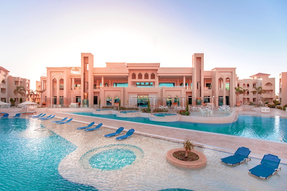 Pickalbatros Aqua Blu Resort - Hurghada — Hotel building in Hurghada, Red Sea