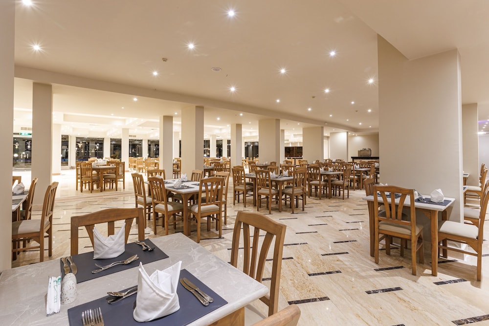 SUNRISE Alora Aqua Park Resort — Restaurant & bars in Hurghada, Red Sea