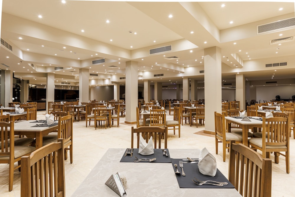 SUNRISE Alora Aqua Park Resort — Restaurant & bars in Hurghada, Red Sea