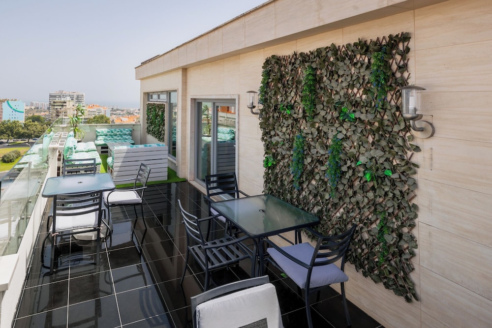 Hotel DAH - Dom Afonso Henriques — Restaurant & bars in Lisbon, Lisboa