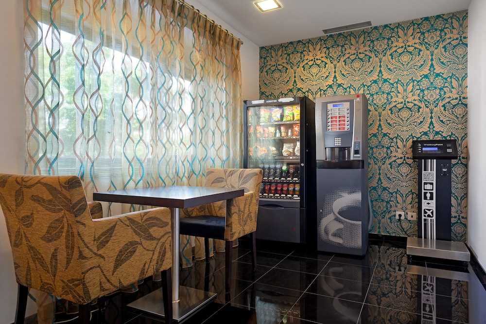 Hotel DAH - Dom Afonso Henriques — Restaurant & bars in Lisbon, Lisboa