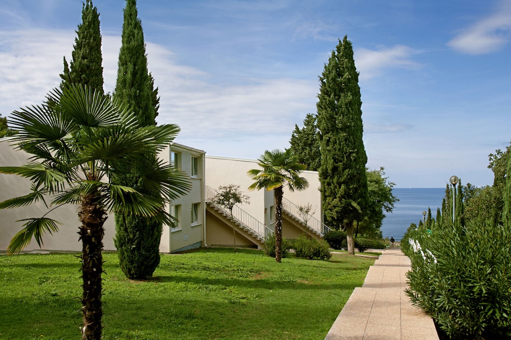 Apartments Bellevue Plava Laguna — Hotel building in Poreč, Istria