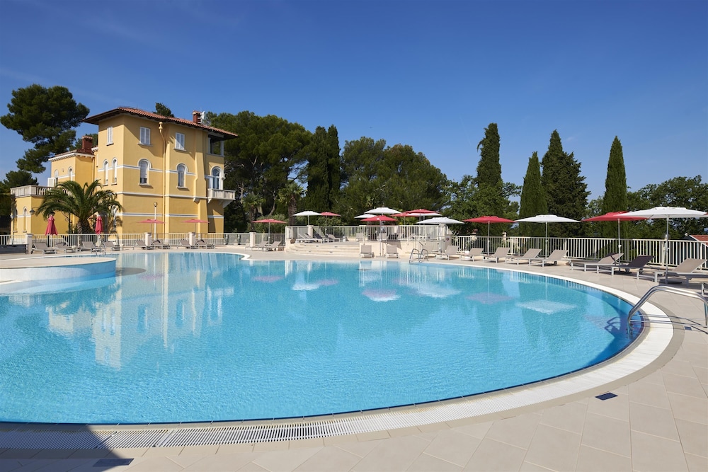 Apartments Bellevue Plava Laguna — Swimming pool in Poreč, Istria