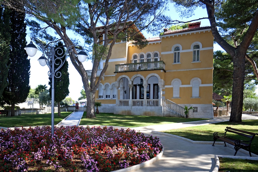 Apartments Bellevue Plava Laguna — Hotel building in Poreč, Istria