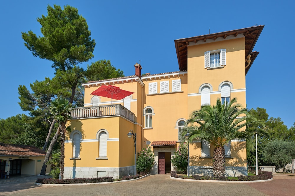 Apartments Bellevue Plava Laguna — Hotel building in Poreč, Istria