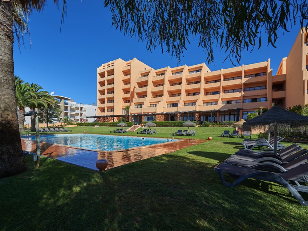 Meia Praia Lagos - Beach Club Apartments — Swimming pool in Lagos, Faro