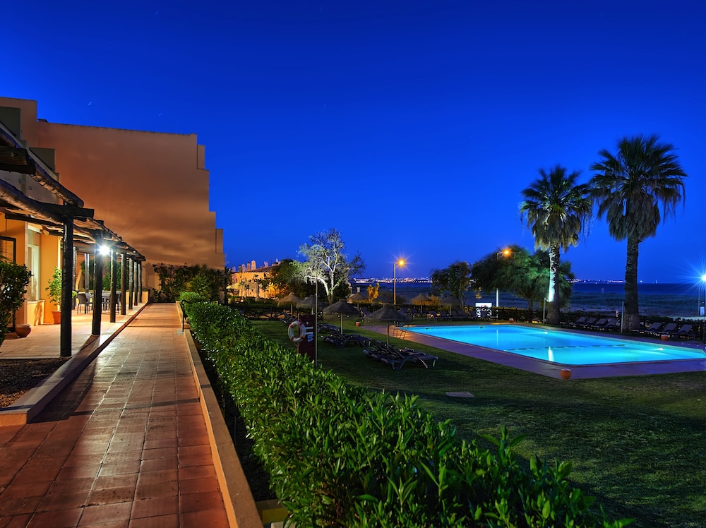 Meia Praia Lagos - Beach Club Apartments — Swimming pool in Lagos, Faro