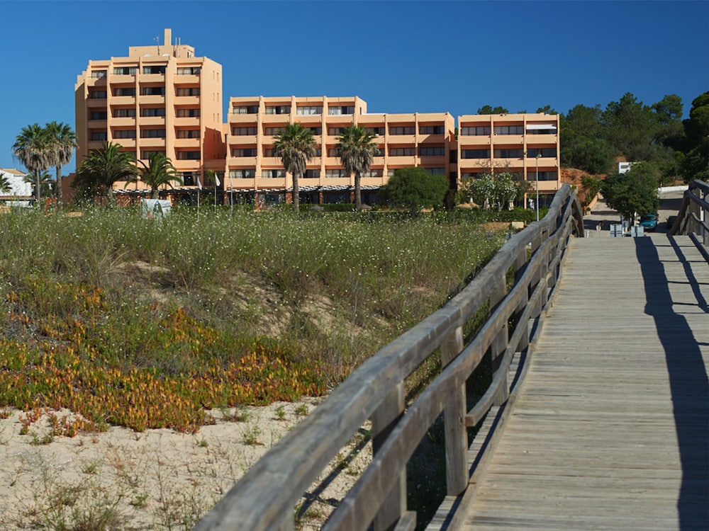 Meia Praia Lagos - Beach Club Apartments — Hotel building in Lagos, Faro