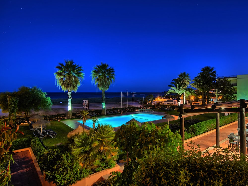 Meia Praia Lagos - Beach Club Apartments — Swimming pool in Lagos, Faro