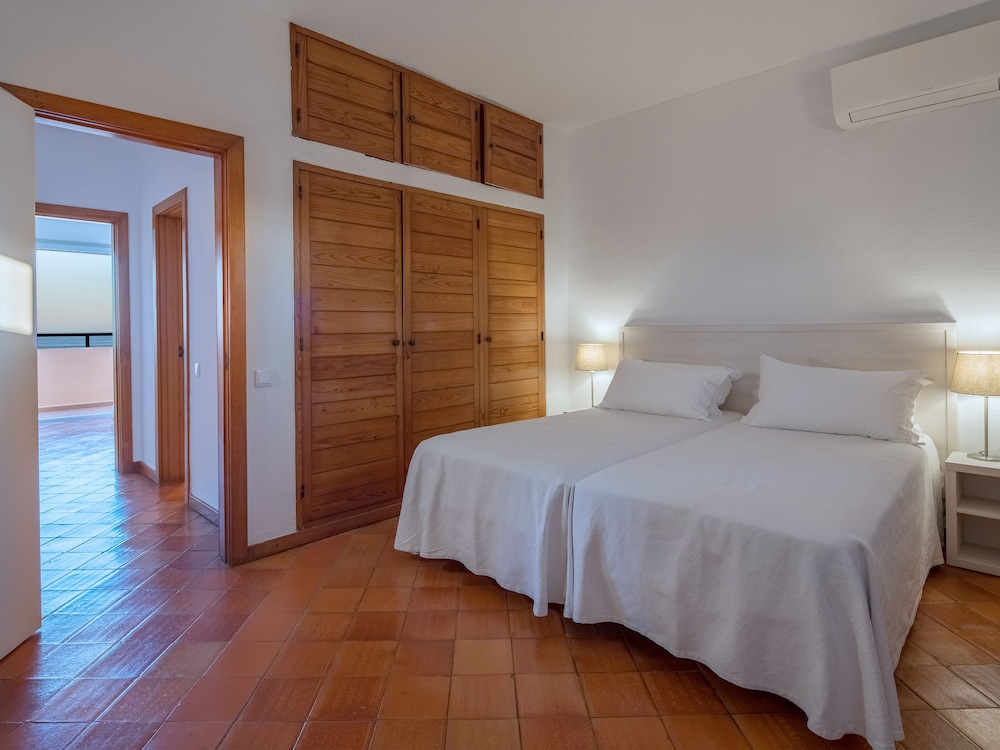 Meia Praia Lagos - Beach Club Apartments — Hotel rooms in Lagos, Faro