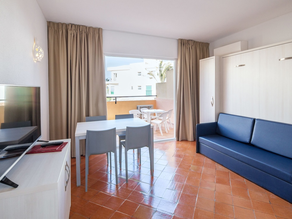 Meia Praia Lagos - Beach Club Apartments — Hotel rooms in Lagos, Faro