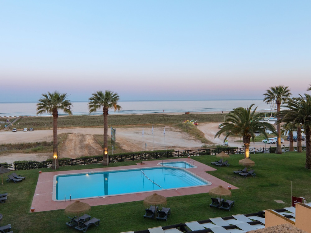Meia Praia Lagos - Beach Club Apartments — Swimming pool in Lagos, Faro