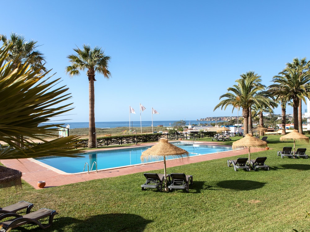 Meia Praia Lagos - Beach Club Apartments — Swimming pool in Lagos, Faro