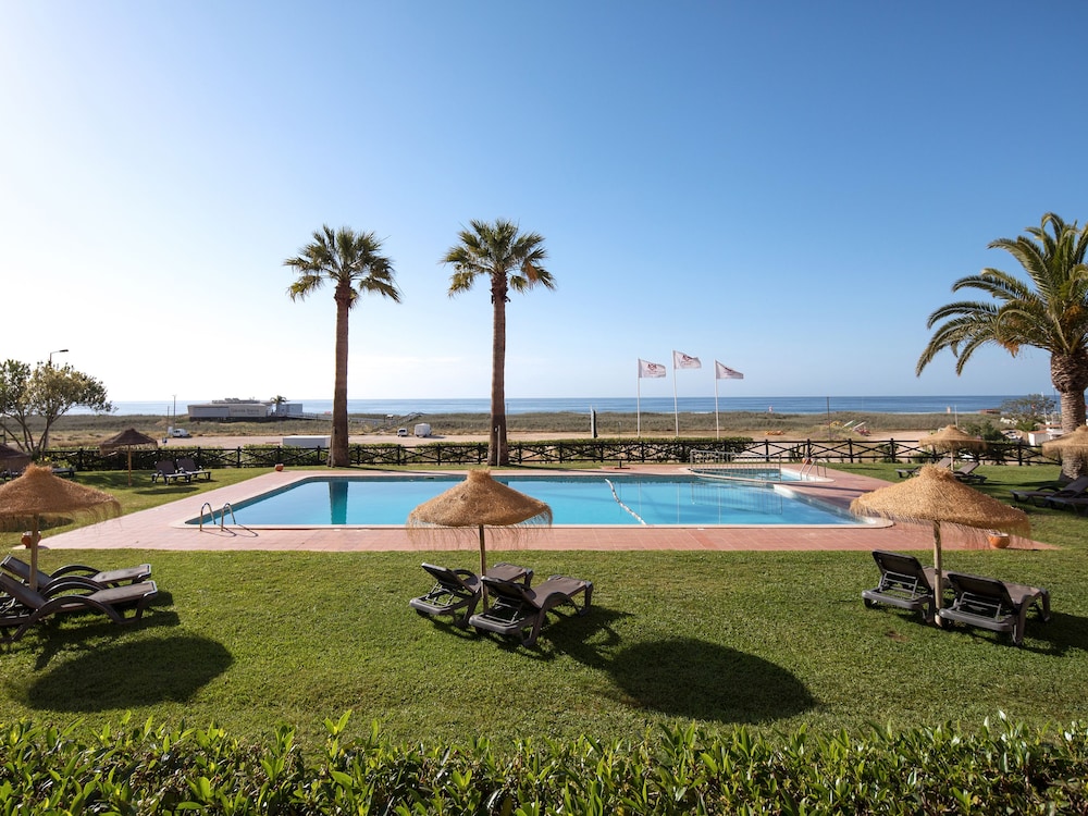 Meia Praia Lagos - Beach Club Apartments — Swimming pool in Lagos, Faro