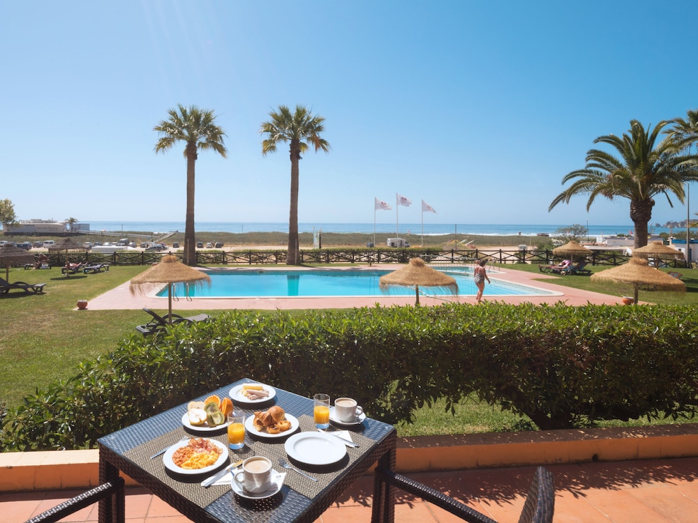 Meia Praia Lagos - Beach Club Apartments — Swimming pool in Lagos, Faro