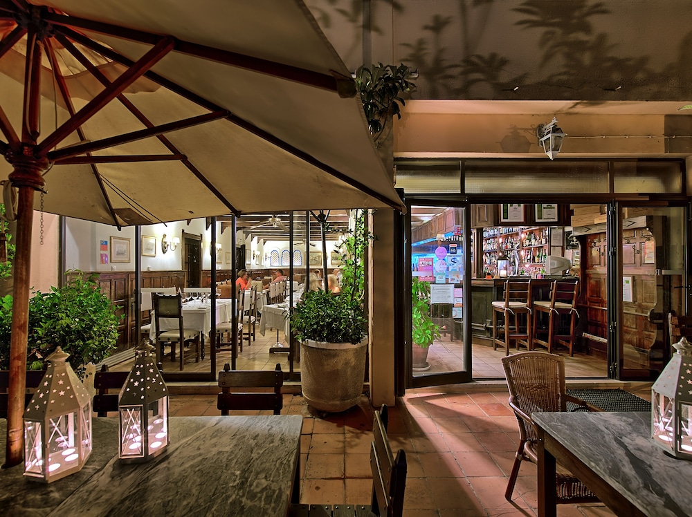 Meia Praia Lagos - Beach Club Apartments — Restaurant & bars in Lagos, Faro