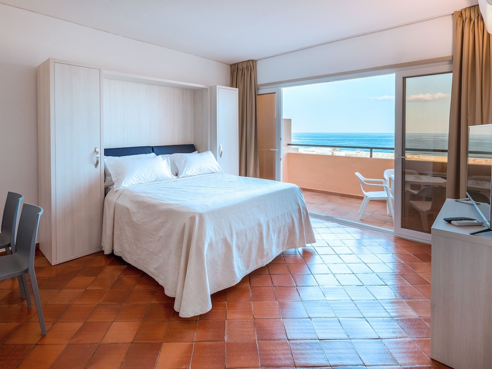 Meia Praia Lagos - Beach Club Apartments — Hotel rooms in Lagos, Faro