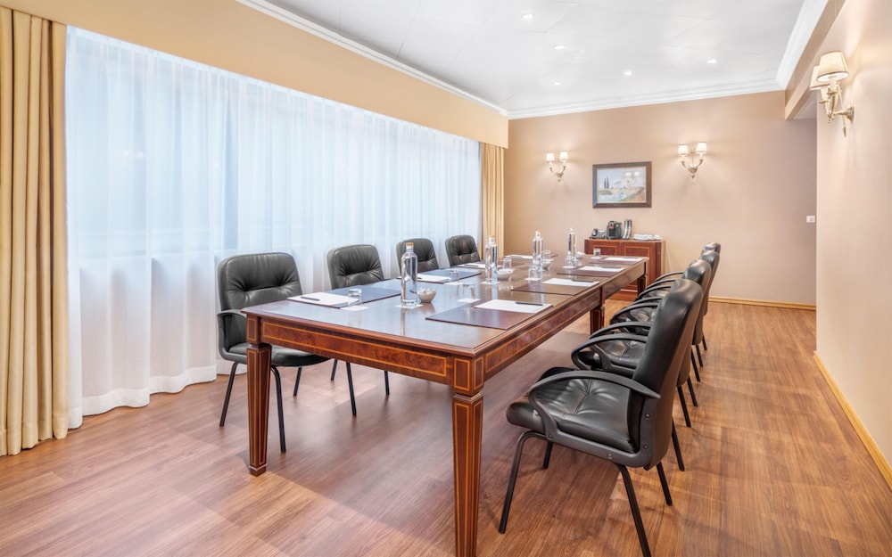 Dom Pedro Lisboa Hotel, a member of Radisson Individuals — Hotel building in Lisbon, Lisboa