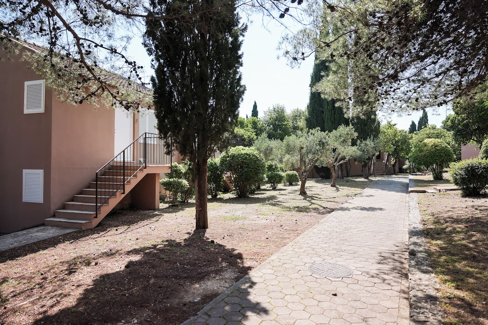 Apartments Medena — Hotel building in Seget Donji, Split-Dalmatia