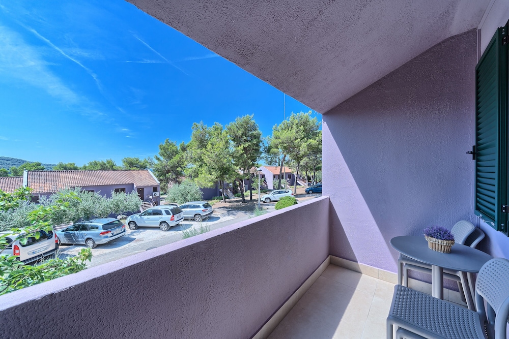 Apartments Medena — Hotel building in Seget Donji, Split-Dalmatia