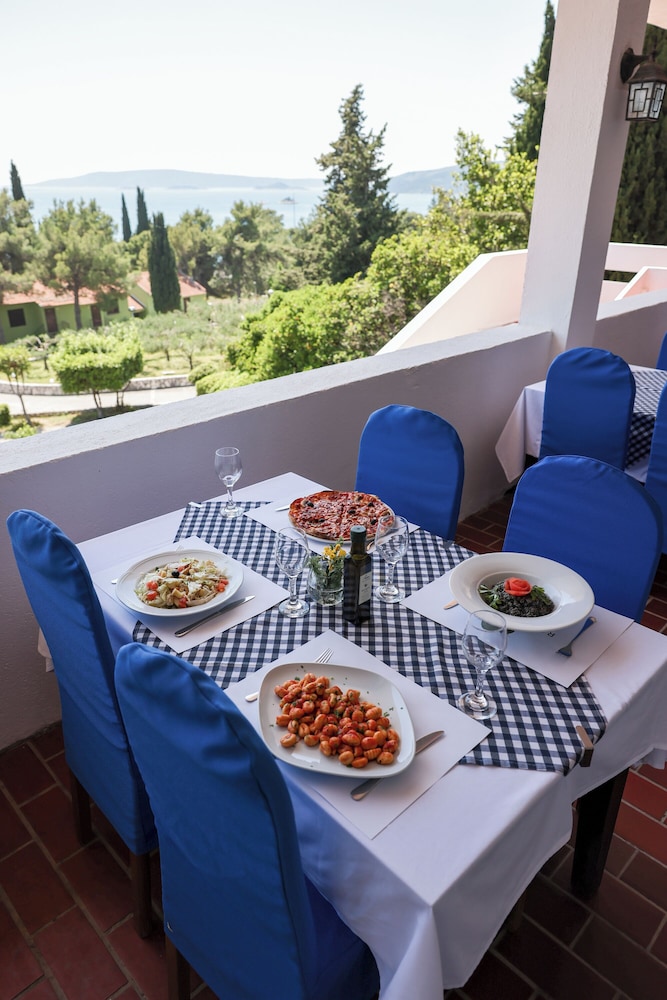 Apartments Medena — Restaurant & bars in Seget Donji, Split-Dalmatia