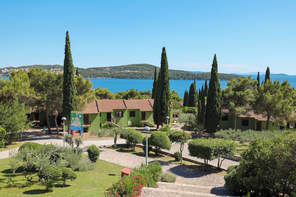 Apartments Medena — Hotel building in Seget Donji, Split-Dalmatia