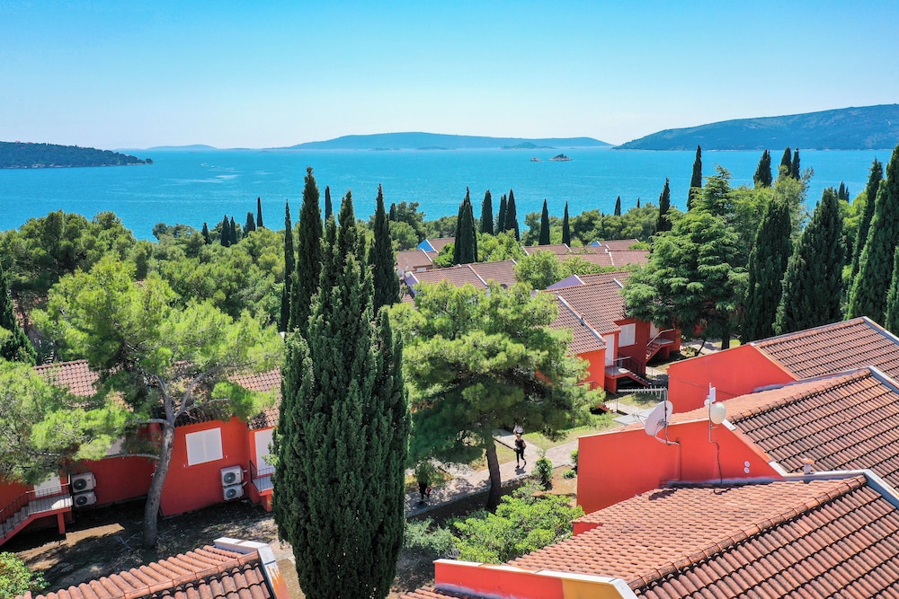 Apartments Medena — Hotel building in Seget Donji, Split-Dalmatia