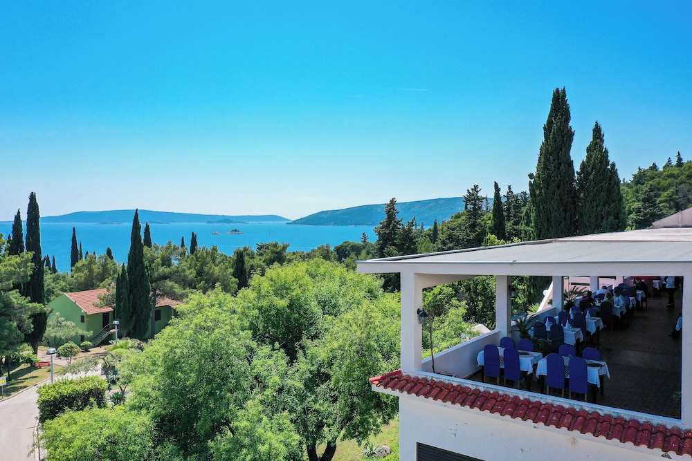 Apartments Medena — Restaurant & bars in Seget Donji, Split-Dalmatia