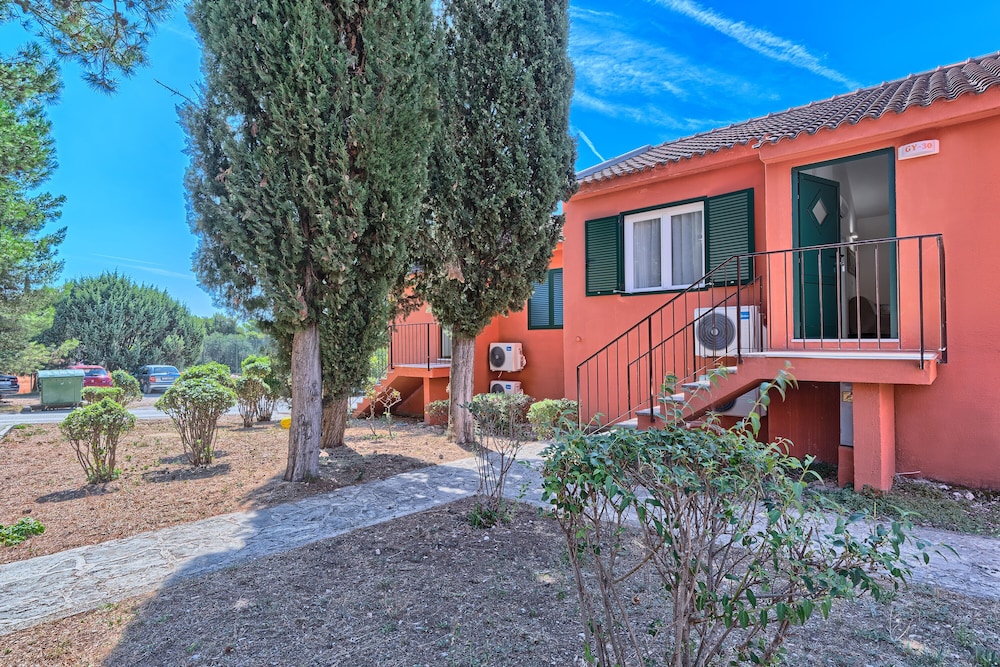 Apartments Medena — Hotel building in Seget Donji, Split-Dalmatia