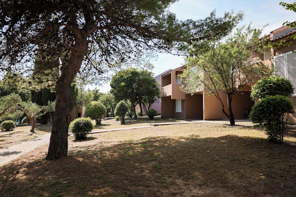 Apartments Medena — Hotel building in Seget Donji, Split-Dalmatia