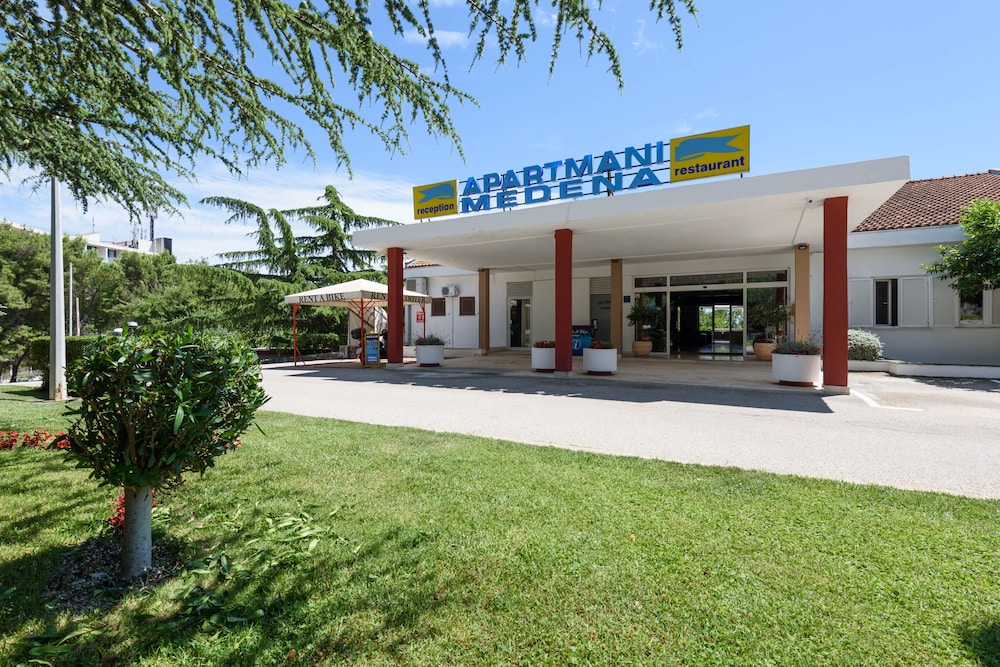Apartments Medena — Hotel building in Seget Donji, Split-Dalmatia