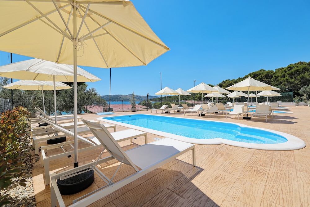 Apartments Medena — Swimming pool in Seget Donji, Split-Dalmatia