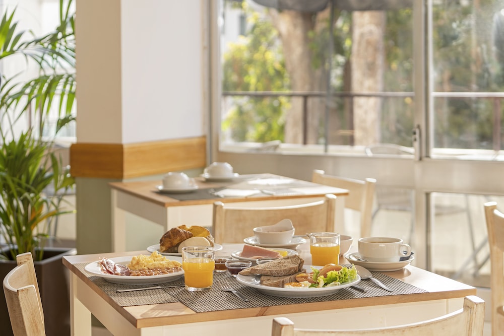 Dorisol Buganvilia Studio Hotel — Restaurant & bars in Funchal, Madeira