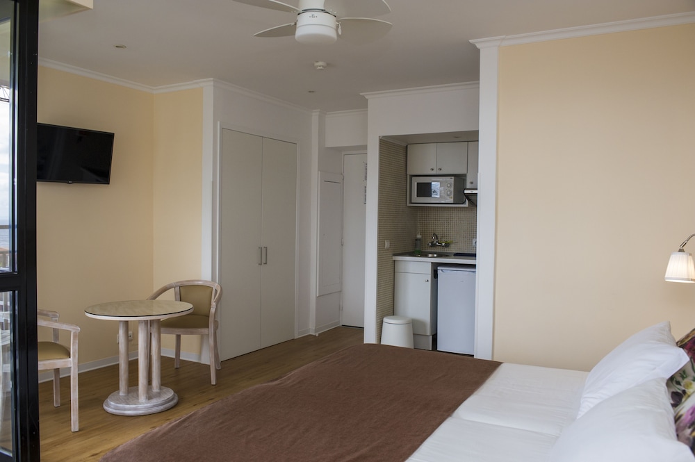 Dorisol Buganvilia Studio Hotel — Hotel rooms in Funchal, Madeira