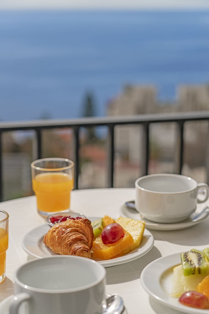 Dorisol Buganvilia Studio Hotel — Restaurant & bars in Funchal, Madeira